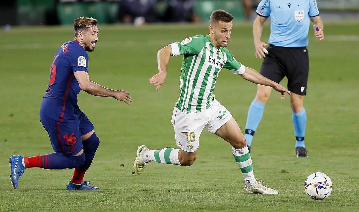 El bético Canales (d) intenta desbordar a Herrera en el partido contra el Atlético. El bético Canales (d) intenta desbordar a Herrera en el partido contra el Atlético.