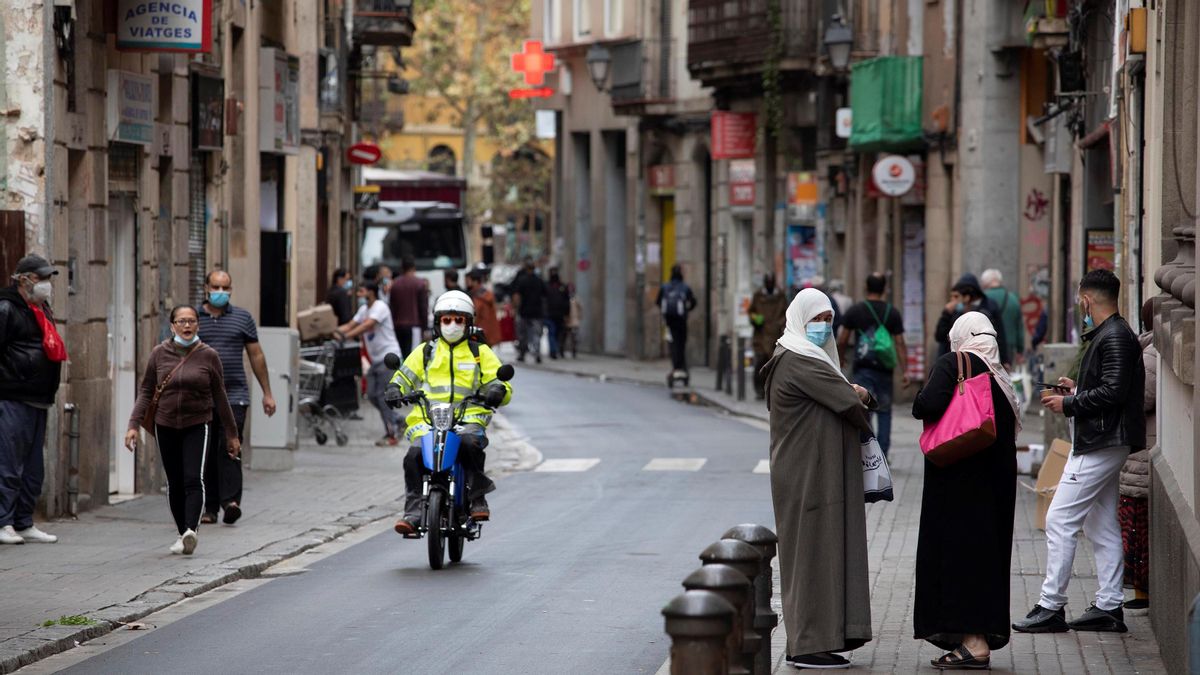 Ambiente en la calle de Hospital, en el Raval de Barcelona. Ambiente en la calle de Hospital, en el Raval de Barcelona.