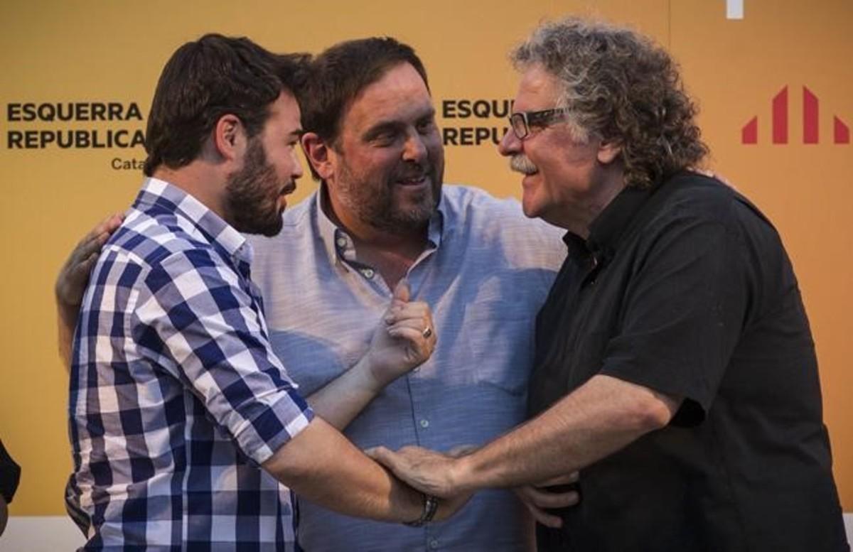 Los diputados de ERC en el Congreso, Joan Tardà y Gabriel Rufián, junto al presidente del partido, Oriol Junqueras. Los diputados de ERC en el Congreso, Joan Tardà y Gabriel Rufián, junto al presidente del partido, Oriol Junqueras.