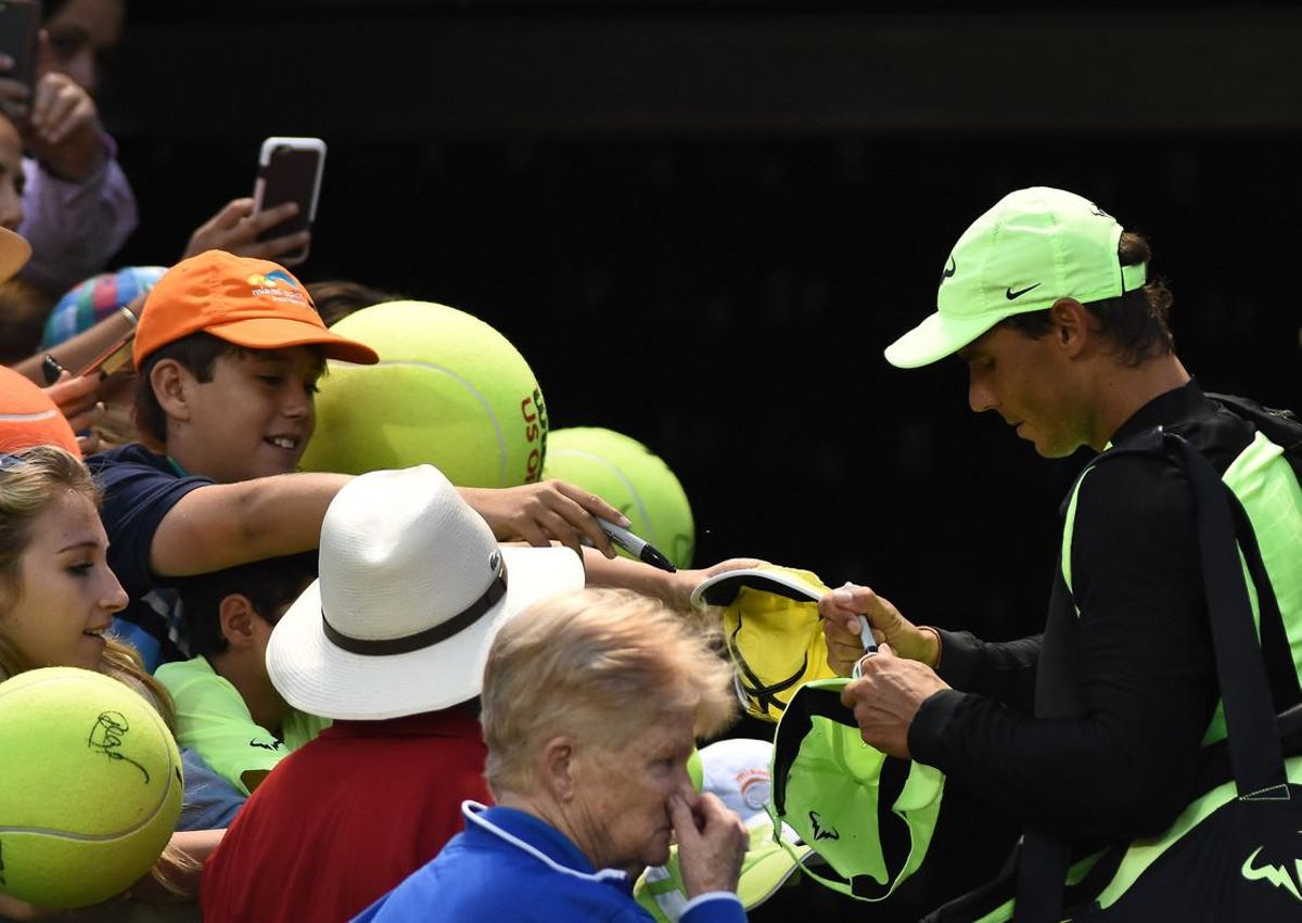 Rafael Nadal firma unos autógrafos en Miami. Rafael Nadal firma unos autógrafos en Miami.