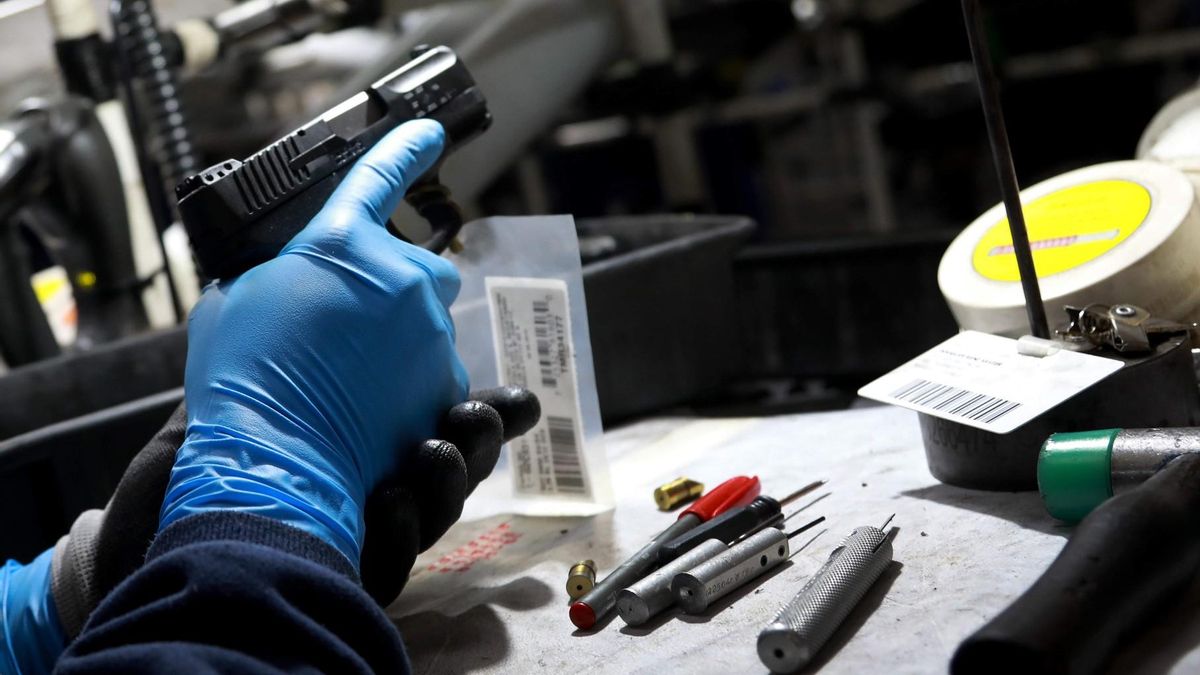 Un trabajador de la empresa brasileña Taurus, una de las mayores fabricantes de armas del mundo, manipula una pistola, en junio de 2019. Un trabajador de la empresa brasileña Taurus, una de las mayores fabricantes de armas del mundo, manipula una pistola, en junio de 2019.