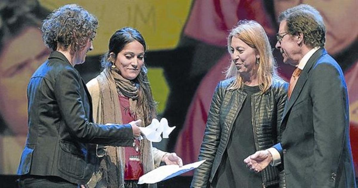 María Campuzano y Tatiana Guerrero, tras recibir la distinción de manos de Neus Munté, ’consellera’ de Benestar Social, y Juan Llopart, vicepresidente del Grupo Zeta.
