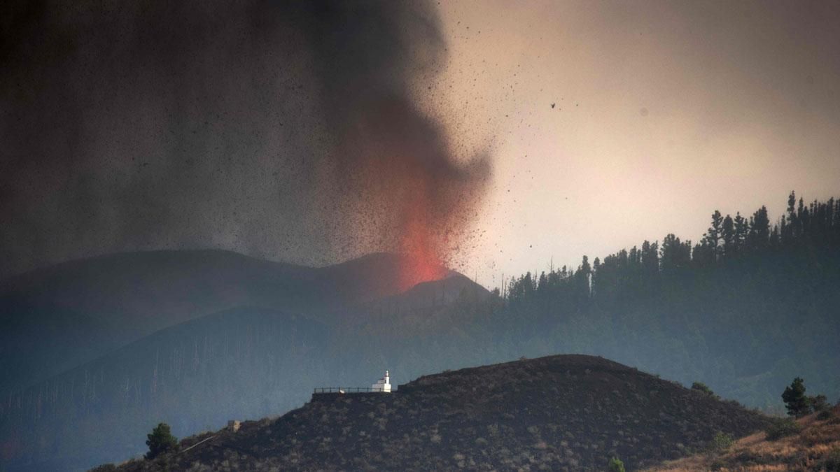 El volcán de La Palma, en Cumbre Vieja, en erupción. El volcán de La Palma, en Cumbre Vieja, en erupción.