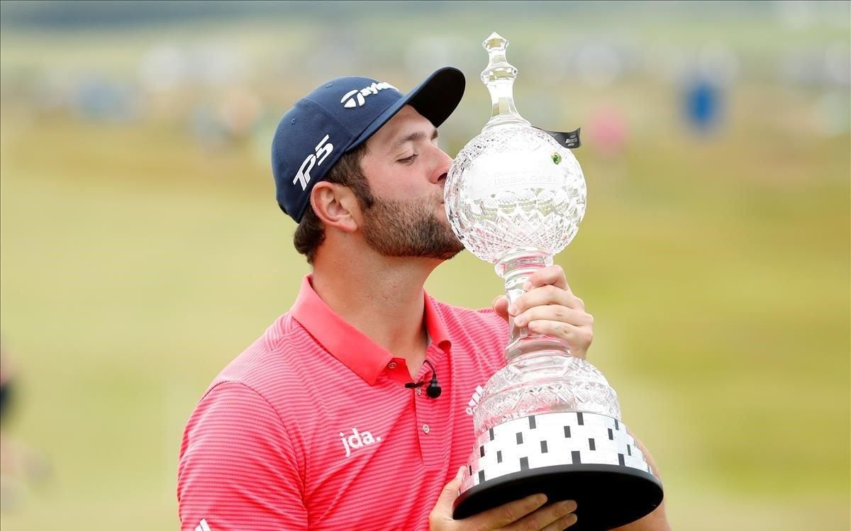 Jon Rahm posa con el trofeo que le acredita como ganador del Open de Irlanda Jon Rahm posa con el trofeo que le acredita como ganador del Open de Irlanda