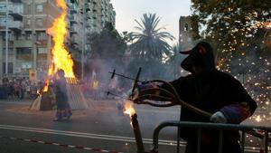 BARCELONA 23/06/2019 Barcelona Verbena Revetlla Fogueres de Sant Joan, en la foto los diables de la Sagrera, encienden la hoguer
