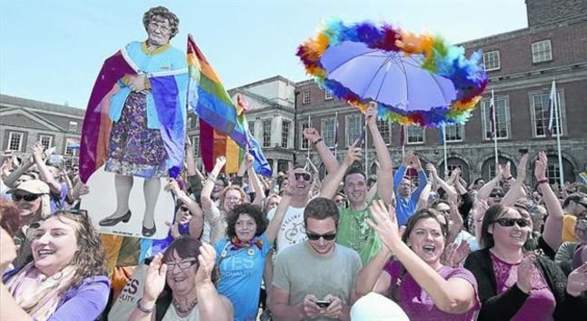 Partidarios del matriomonio gay celebran el triunfo en Dublín. Partidarios del matriomonio gay celebran el triunfo en Dublín.