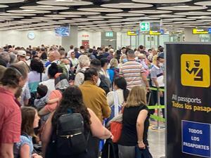 Iberia denuncia el caos en el control policial de la T4 de l’aeroport Madrid-Barajas