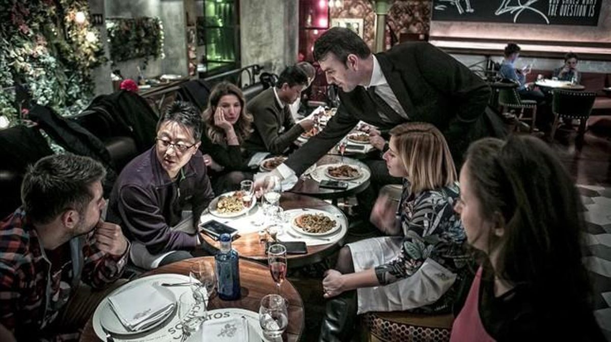 Grupo de congresistas del Mobile, de cena la noche del domingo en Cachitos Diagonal. Grupo de congresistas del Mobile, de cena la noche del domingo en Cachitos Diagonal.