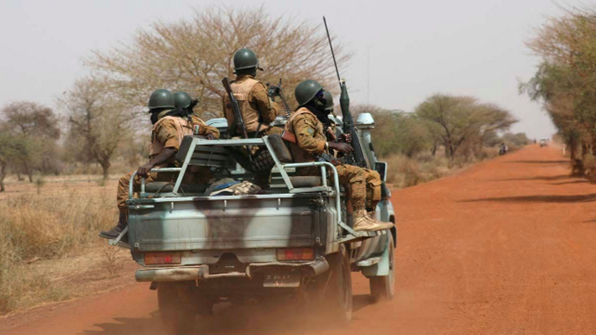 Soldados de Burkina Faso patrullan en la carretera de Gorgadji. Soldados de Burkina Faso patrullan en la carretera de Gorgadji.