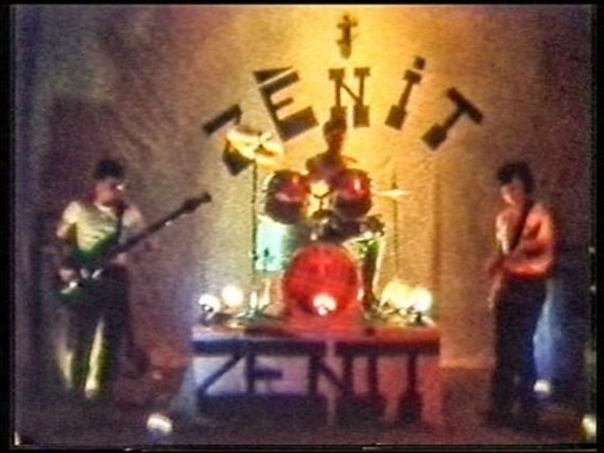 Puigdemont, a la izquierda, en un vídeo casero del grupo Zènit. Puigdemont, a la izquierda, en un vídeo casero del grupo Zènit.