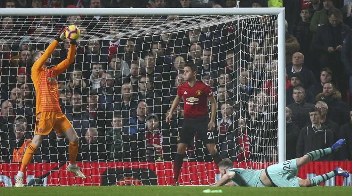 Mustafi (Arsenal), en el césped, observa como se le escapa el balón a De Gea y como Ander Herrera tratará, sin lograrlo, sacar el balón de dentro de sus redes. Mustafi (Arsenal), en el césped, observa como se le escapa el balón a De Gea y como Ander Herrera tratará, sin lograrlo, sacar el balón de dentro de sus redes.