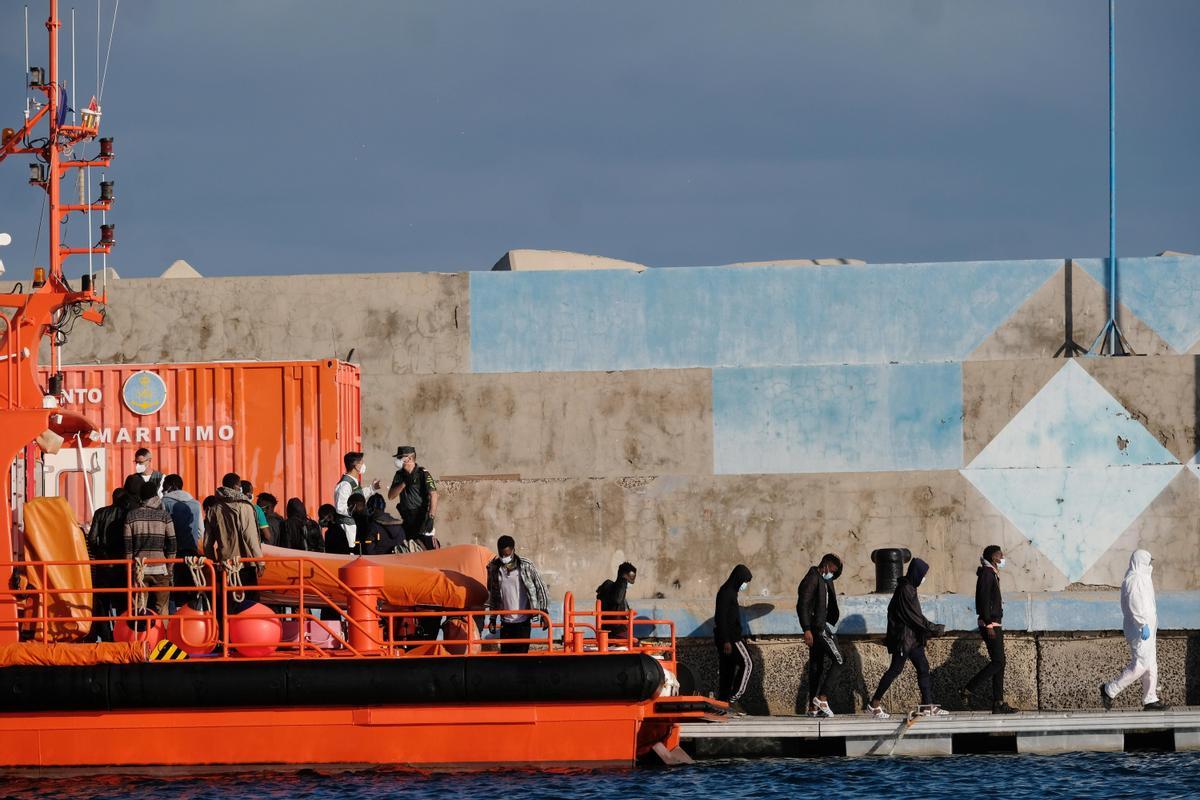 Mizar rescata a un grupo de migrantes de origen subsahariano en Fuerteventura. Mizar rescata a un grupo de migrantes de origen subsahariano en Fuerteventura.