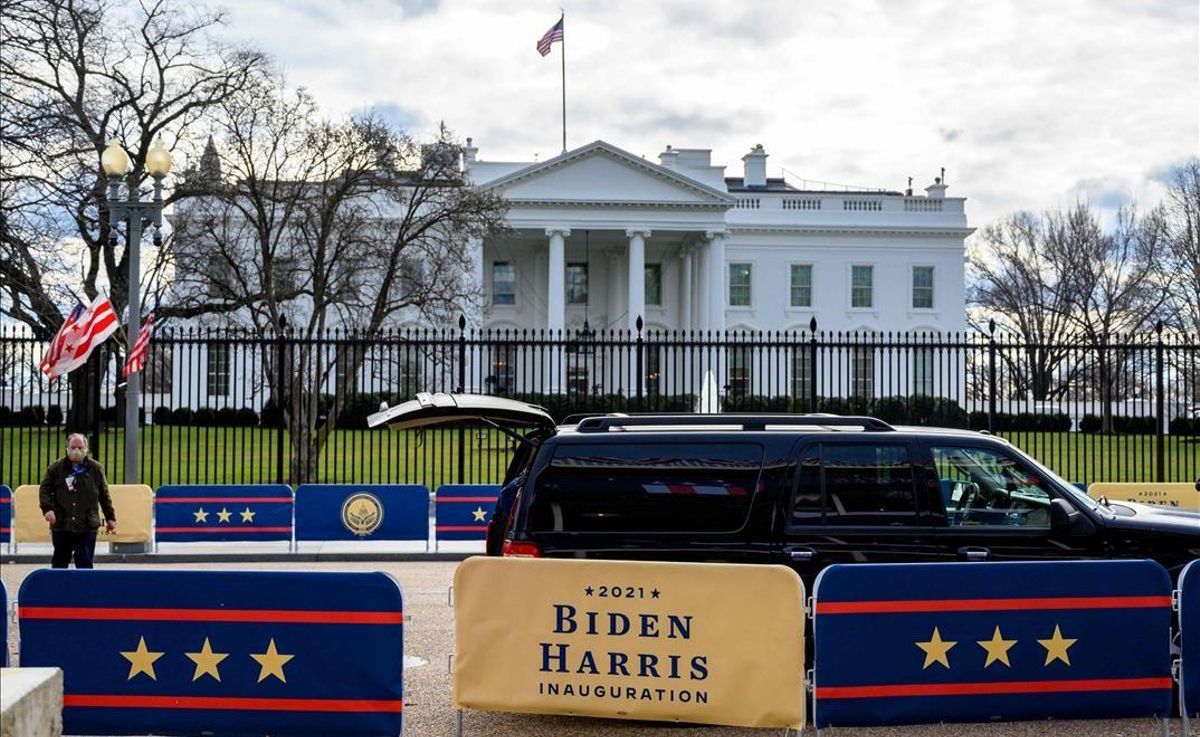 Preparativos para la investidura de Joe Biden en el exterior de la Casa Blanca, en Washington. Preparativos para la investidura de Joe Biden en el exterior de la Casa Blanca, en Washington.