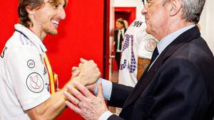 Florentino felicita a Mpdric por la consecución de la Copa en Sevilla.