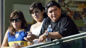 Maradona, junto a sus hijas Gianinna (centro) y Dalma, en febrero del 2005.