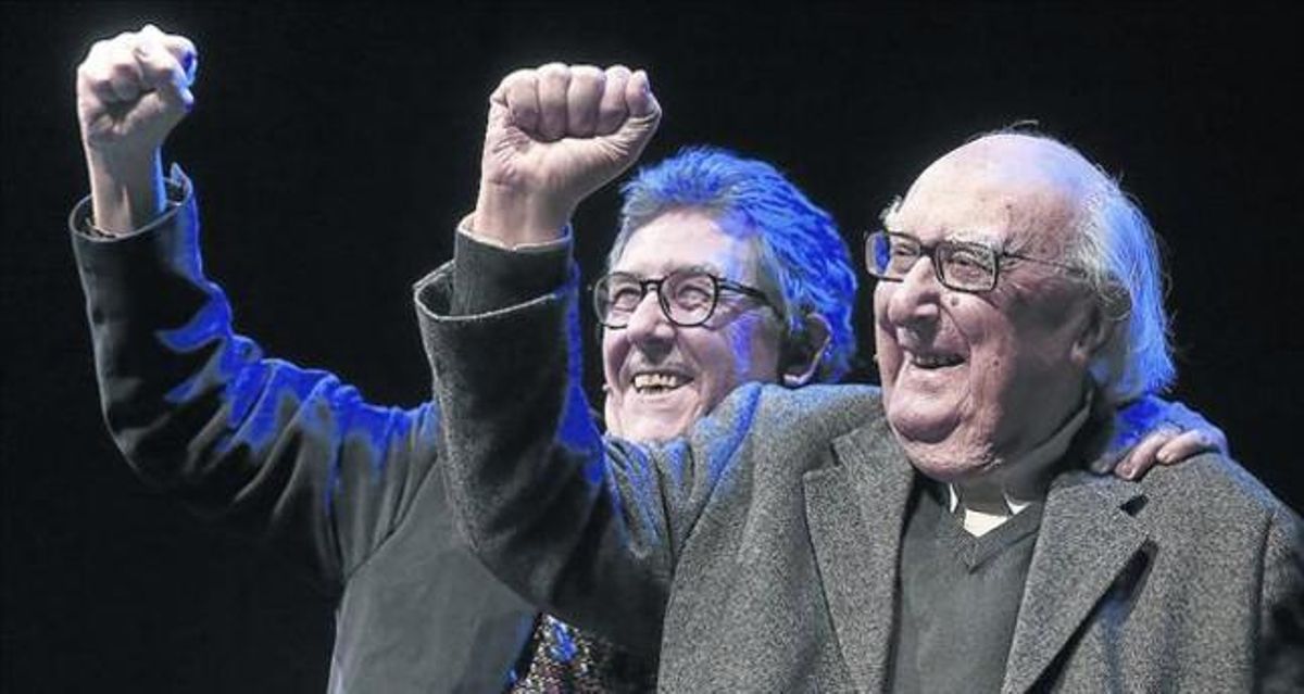 Puño en alto 8Andrea Camilleri, con Paco Camarasa (detrás), ayer tras finalizar la charla ante los lectores. Puño en alto 8Andrea Camilleri, con Paco Camarasa (detrás), ayer tras finalizar la charla ante los lectores.