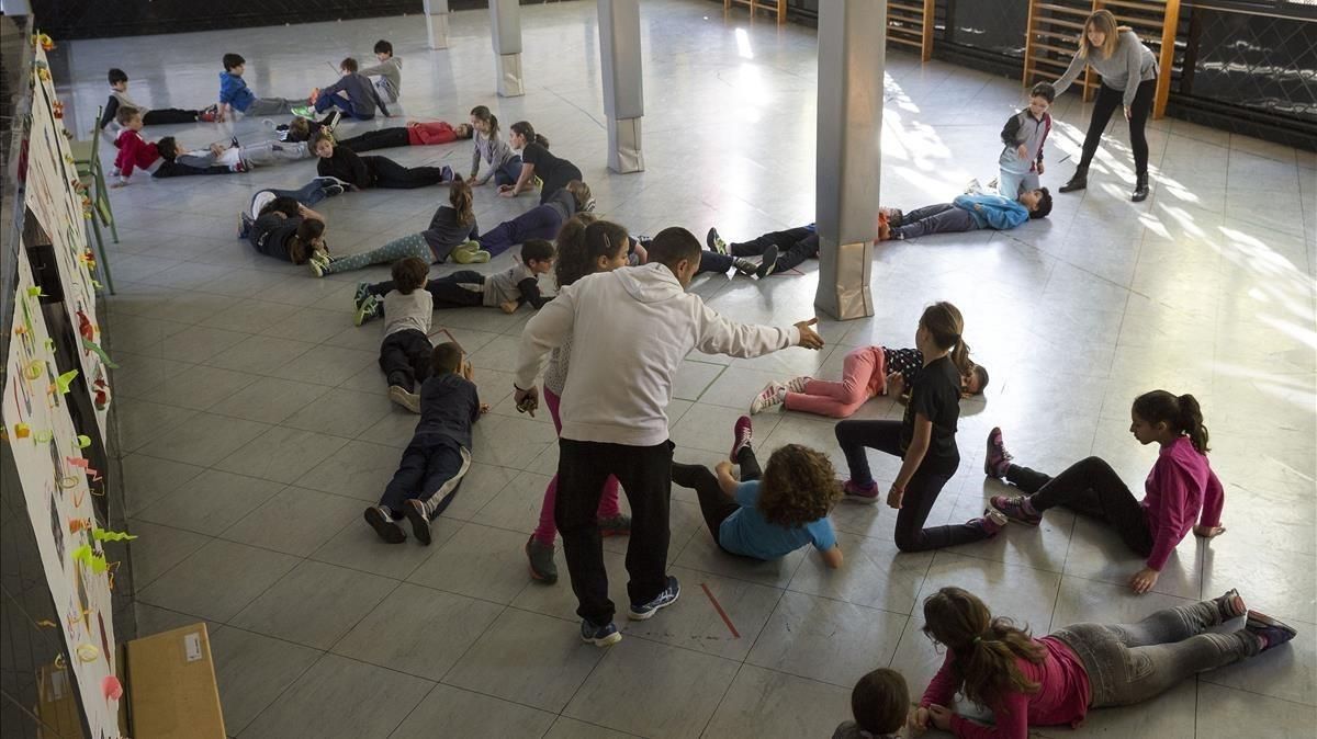 Alumnos de la escuela de primaria Lanaspa y del centro de educación especial Crespinell, ambas de Terrassa, en una clase de gimnasia conjunta. Alumnos de la escuela de primaria Lanaspa y del centro de educación especial Crespinell, ambas de Terrassa, en una clase de gimnasia conjunta.