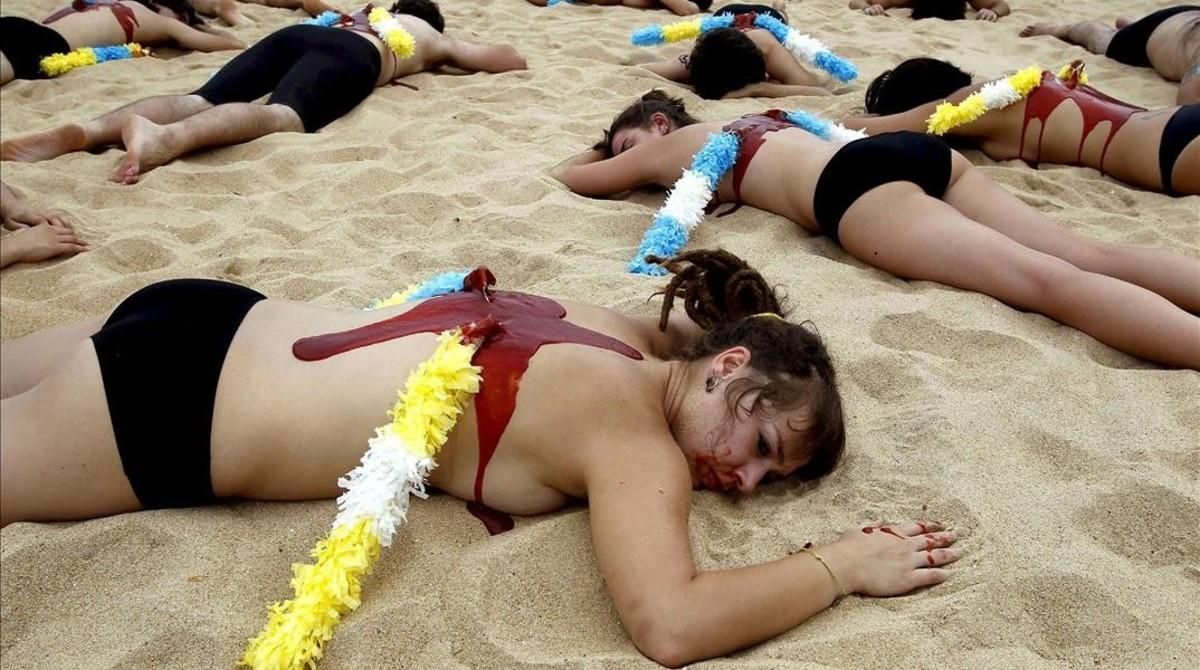 Protesta contra las carridas de toros en la playa de la Concha de San Sebastián, en el 2010. Protesta contra las carridas de toros en la playa de la Concha de San Sebastián, en el 2010.