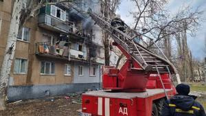 Los bomberos extinguen el incendio en un edificio residencial en Mikolaiv tras el ataque con lanzacohetes rusos BM-30 Smerch