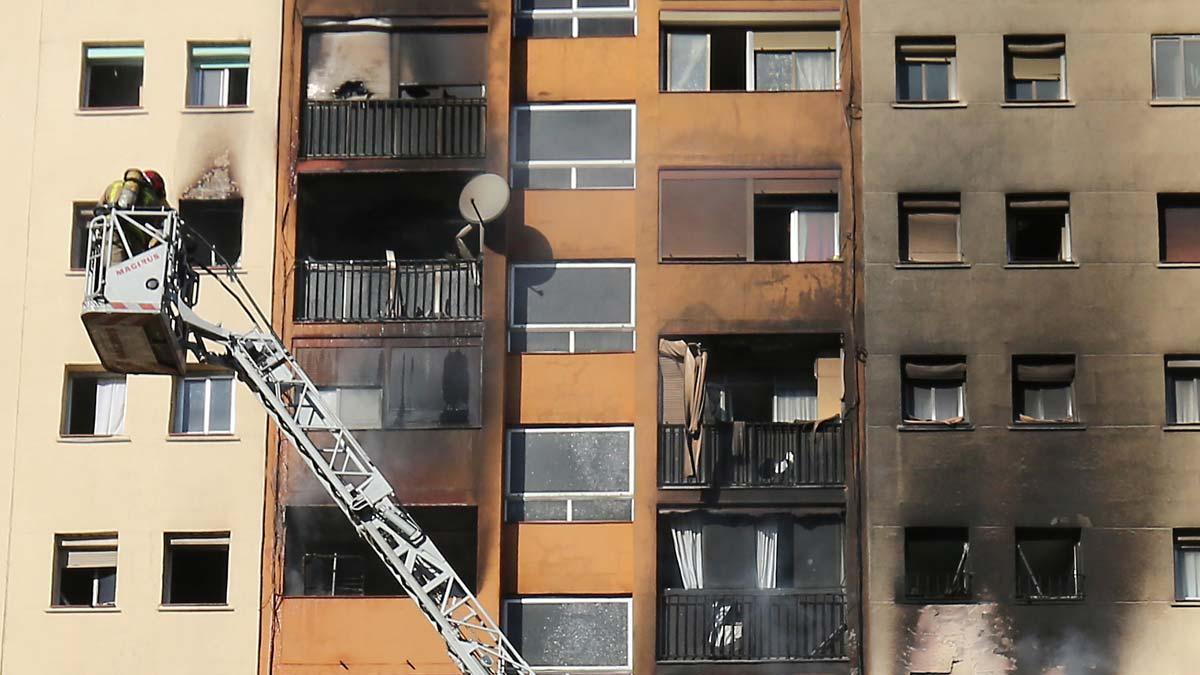 Vídeo del incendio en el edificio de Sant Roc (Badalona) y del rescate de algunos vecinos.