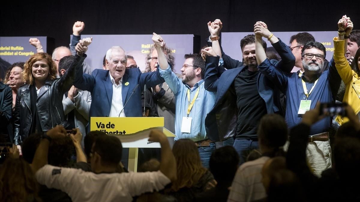 Euforia en ERC, con el candidato a la alcaldía de Barcelona, Ernest Maragall, en el atril. Euforia en ERC, con el candidato a la alcaldía de Barcelona, Ernest Maragall, en el atril.