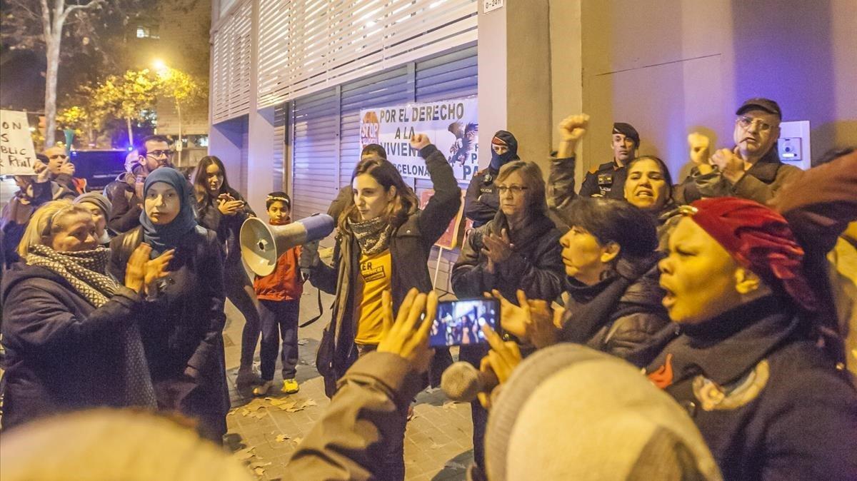 Protesta del Sindicat de Llogaters contra la reforma de la LAU que propone el Gobierno, ayer, en Barcelona. Protesta del Sindicat de Llogaters contra la reforma de la LAU que propone el Gobierno, ayer, en Barcelona.