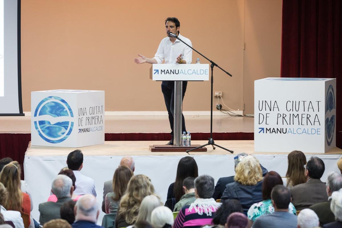  Manu Reyes, candidato del PP en Castelldefels, durante un acto en la ciudad