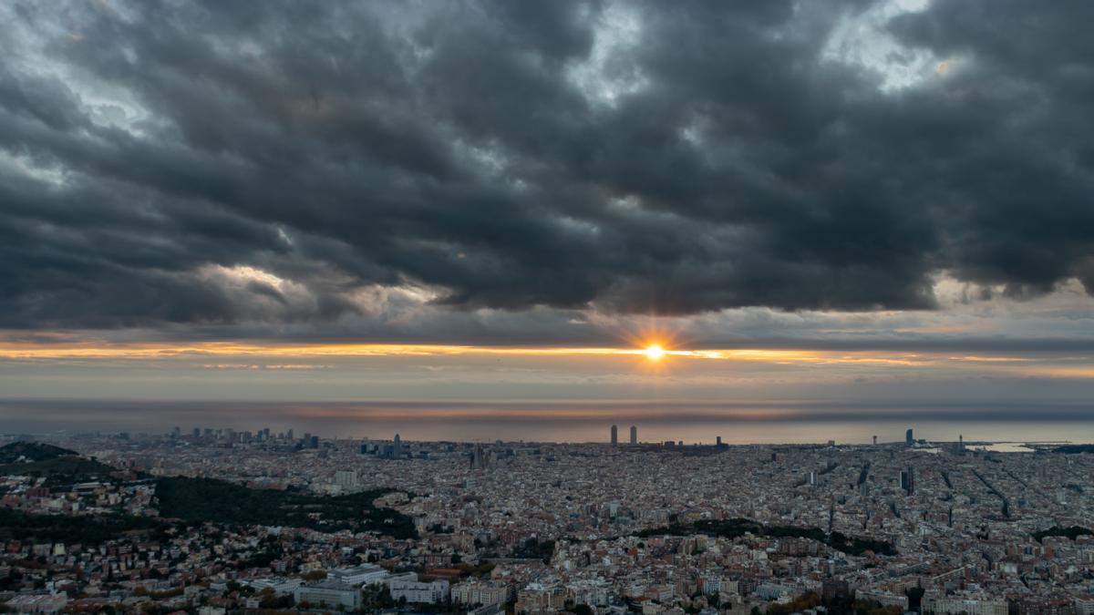 Sol y nubes bajas en Barcelona, el 2 de diciembre del 2022.