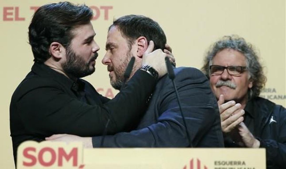 Gabriel Rufián se abraza con Oriol Junqueras, en presencia de Joan Tardà, tras el buen resultado de ERC en las elecciones del 20-D. Gabriel Rufián se abraza con Oriol Junqueras, en presencia de Joan Tardà, tras el buen resultado de ERC en las elecciones del 20-D.