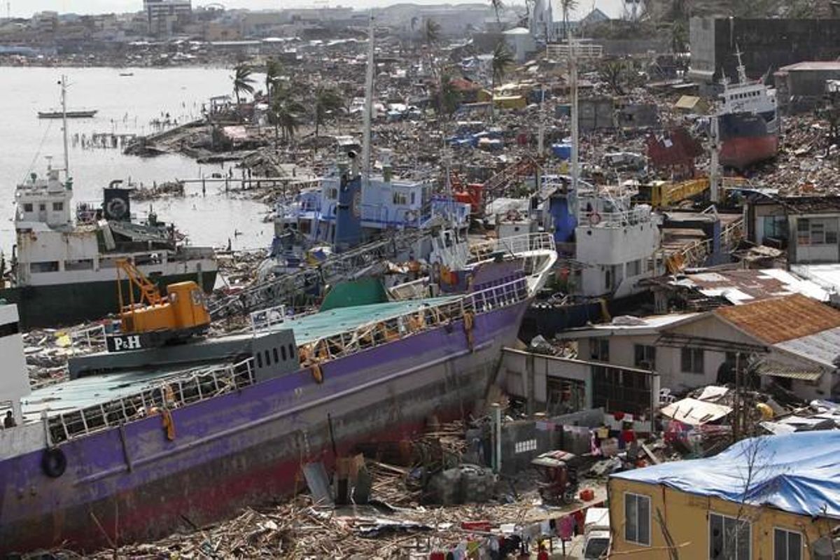 Un buque arrastrado contra la costa en Tacloban. Un buque arrastrado contra la costa en Tacloban.