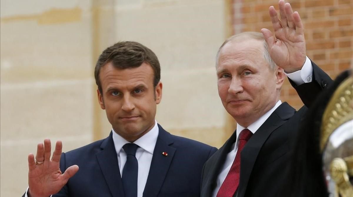 Macron con Putin a su llegada a París. Macron con Putin a su llegada a París.