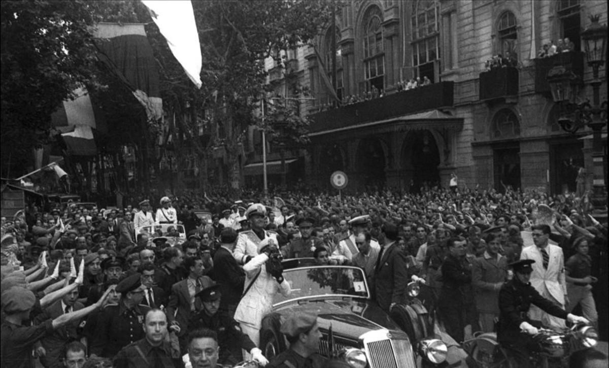 Visita apoteósica a Barcelona del conde Ciano, yerno de Mussolini y ministro de Exteriores italiano, desfilando por las Ramblas y pasando ante el Liceu, con la multitud aclamándole. Imagen del libro ’Nazis a Barcelona’.  