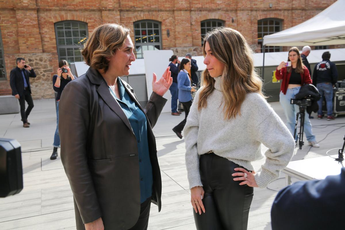 La alcaldesa de Barcelona, Ada Colau, habla con la estudiante de Periodismo que preguntó acerca de su vestimenta.