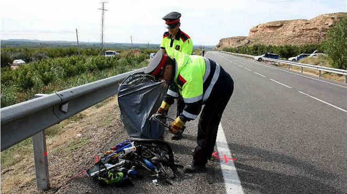 Los Mossos d’Esquadra en el lugar del accidente, en la carretera LP-7041, en Soses. Los Mossos d’Esquadra en el lugar del accidente, en la carretera LP-7041, en Soses.