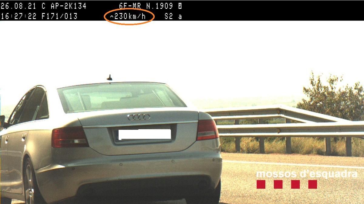 Un vehículo circula a 230 km/ en la AP-2 a la altura de Torres de Segre. Un vehículo circula a 230 km/ en la AP-2 a la altura de Torres de Segre.