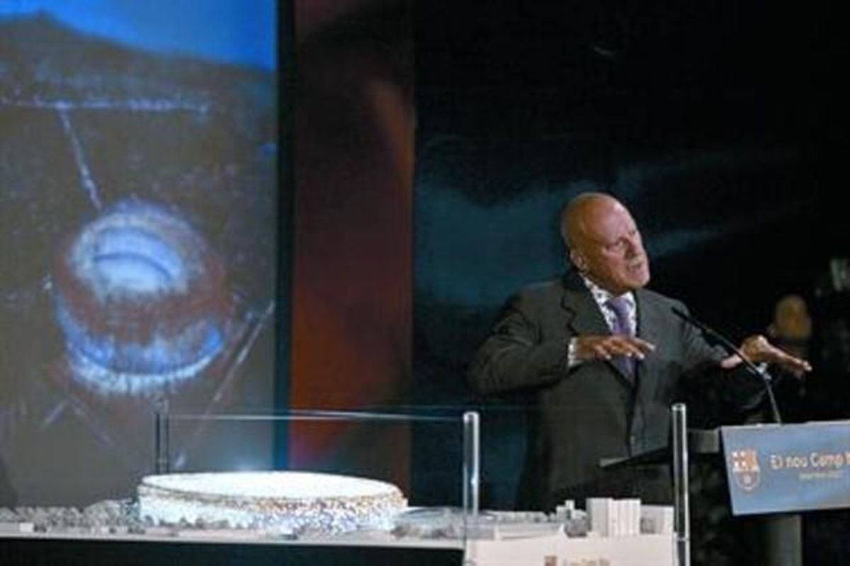 Norman Foster presenta la maqueta de su proyecto para el Camp Nou, en septiembre del 2007. Norman Foster presenta la maqueta de su proyecto para el Camp Nou, en septiembre del 2007.