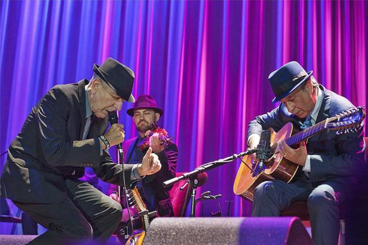 Leonard Cohen, acompañado por el guitarrista Javier Mas. Leonard Cohen, acompañado por el guitarrista Javier Mas.