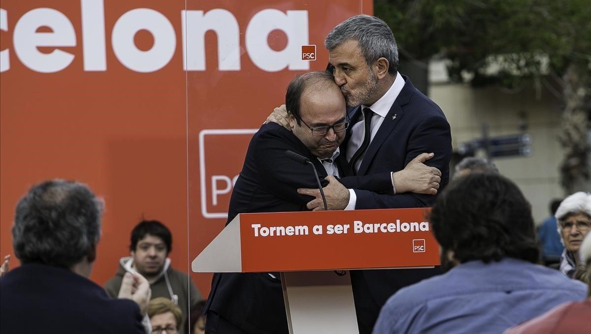 Miquel Iceta, consolado por Jaume Collboni, al borde de las lágrimas. Ambos han decidido destinar el mitin de hoy a homenajear a la figura del político fallecido.