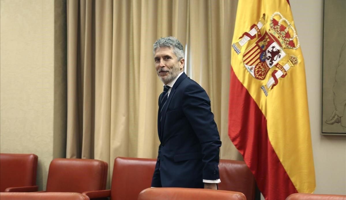 El ministro del Interior, Fernando Grande-Marlaska, antes del comienzo de la sesión de la Comisión de Interior del Congreso. El ministro del Interior, Fernando Grande-Marlaska, antes del comienzo de la sesión de la Comisión de Interior del Congreso.