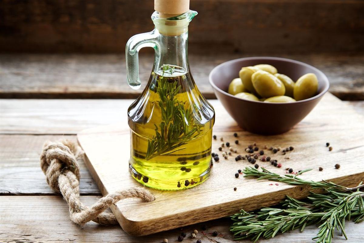 Aceite de oliva y aceitunas.