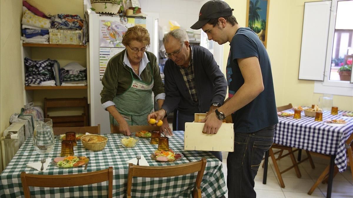 Voluntarios en un comedor social. Voluntarios en un comedor social.