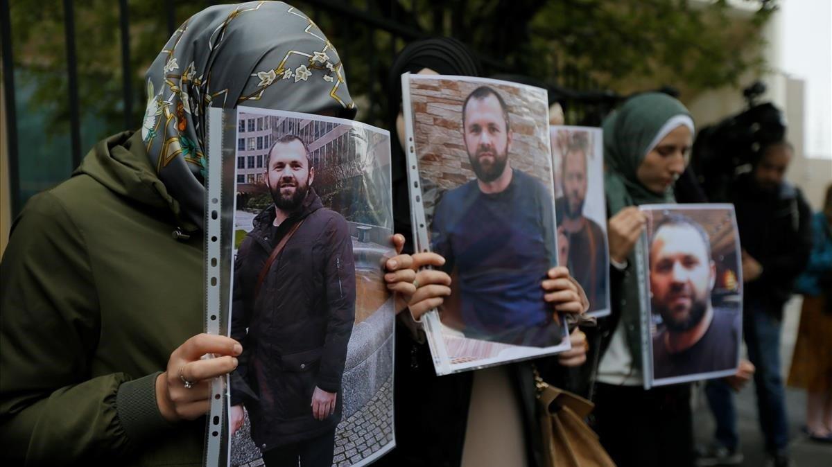 Protesta con fotografías de Zelimkhan Khangoshvili frente a la embajada de Alemania en Tbilisi, en Georgia.