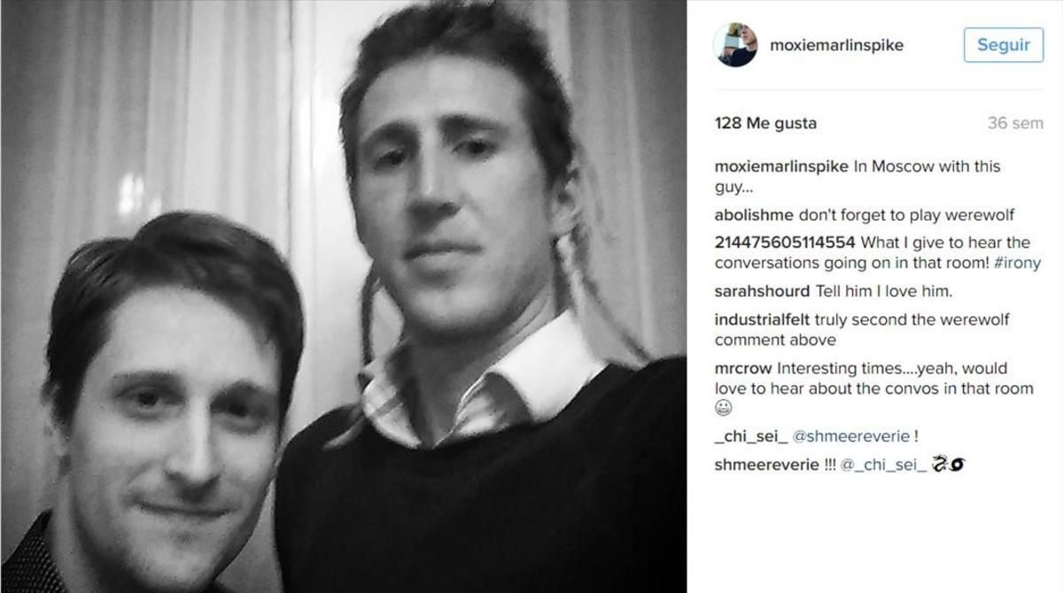 Edward Snowden y Moxie Marlinspike, en un ’selfie’ que se hicieron ambos durante un encuentro en Moscú. Edward Snowden y Moxie Marlinspike, en un ’selfie’ que se hicieron ambos durante un encuentro en Moscú.