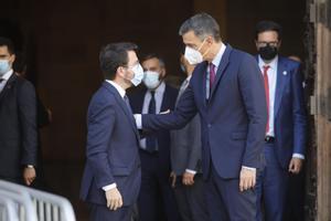 El ’president’ de la Generalitat, Pere Aragonès (i), y el presidente del Gobierno, Pedro Sánchez (d), a su salida de la rueda de prensa en el Palau tras reunirse y antes de la segunda reunión de la mesa de diálogo entre los dos ejecutivos, el pasado 15 de septiembre de 2021 en Barcelona. 