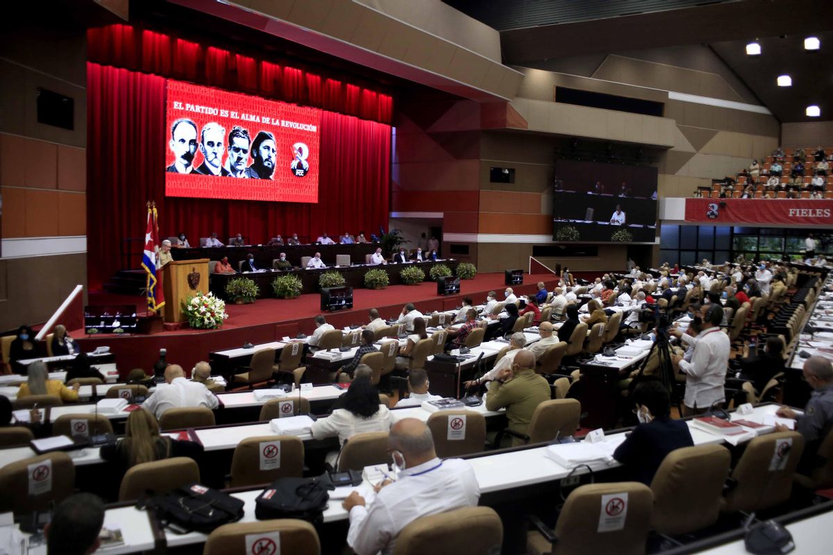 Participantes asisten, este viernes, a la apertura del 8º Congreso del Partido Comunista de Cuba que se realiza en el Palacio de Convenciones en La Habana. Participantes asisten, este viernes, a la apertura del 8º Congreso del Partido Comunista de Cuba que se realiza en el Palacio de Convenciones en La Habana.