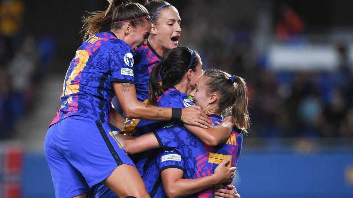 Las jugadoras del Barça femenino se abrazan tras anotar un gol contra el Arsenal 