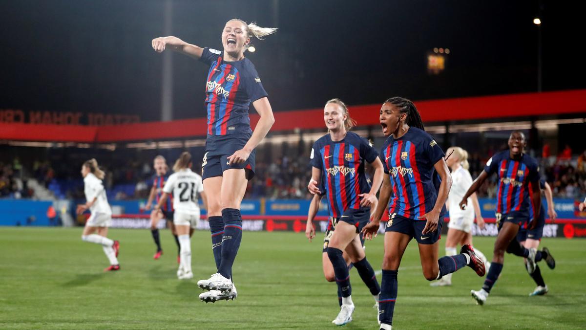 Rolfö celebra el único gol del partido con sus compañeras.