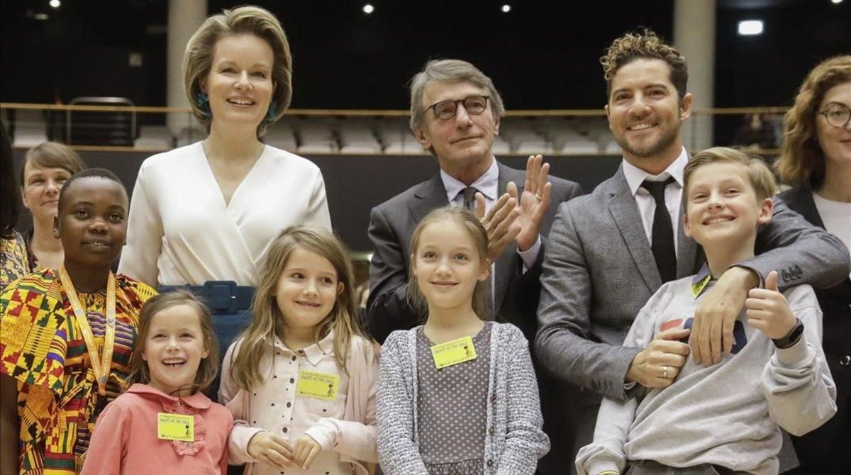 La reina Mathilde de Bélgica, el presidente del Parlamento Europeo, David Sassoli, y David Bisbal posan con unos niños en la conferencia celebrada este miércoles. La reina Mathilde de Bélgica, el presidente del Parlamento Europeo, David Sassoli, y David Bisbal posan con unos niños en la conferencia celebrada este miércoles.