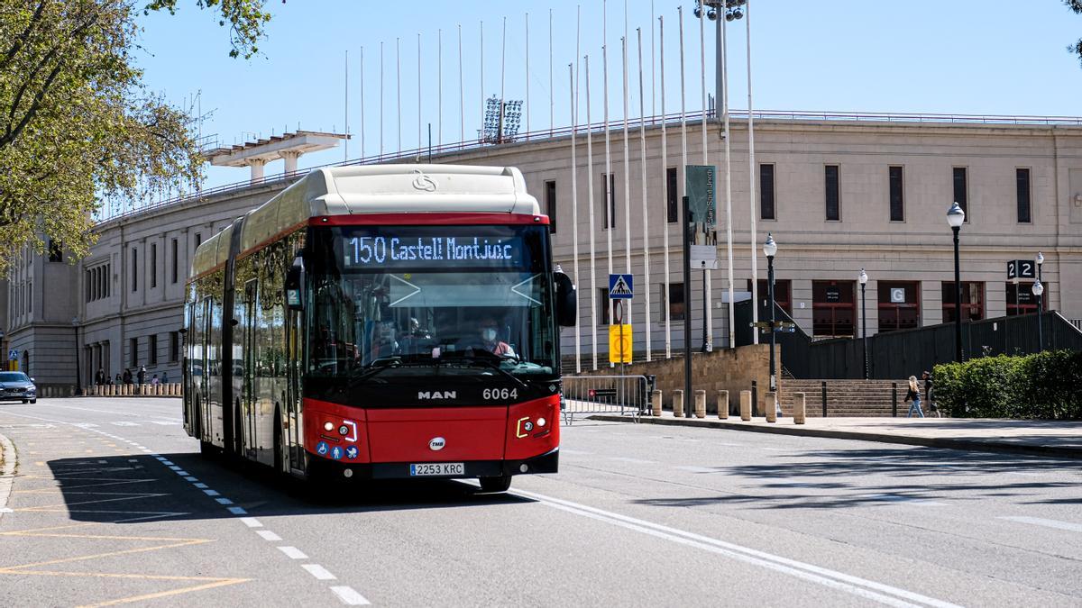Un autobús pasa junto al Estadio Olímpico de Montjuïc.