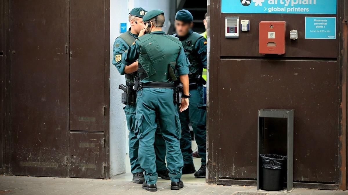 Agentes de la Guardia Civil el pasado septiembre en busca de documentación sobre el 1-O Agentes de la Guardia Civil el pasado septiembre en busca de documentación sobre el 1-O